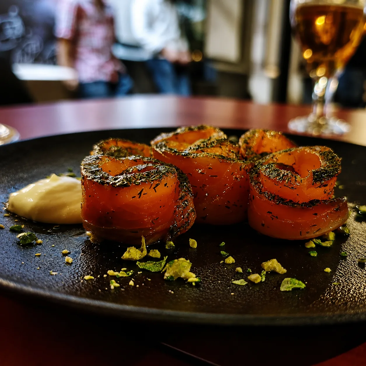 Salmó fumat a l'instant servit a la sala del Síbaris, amb una copa al fons
