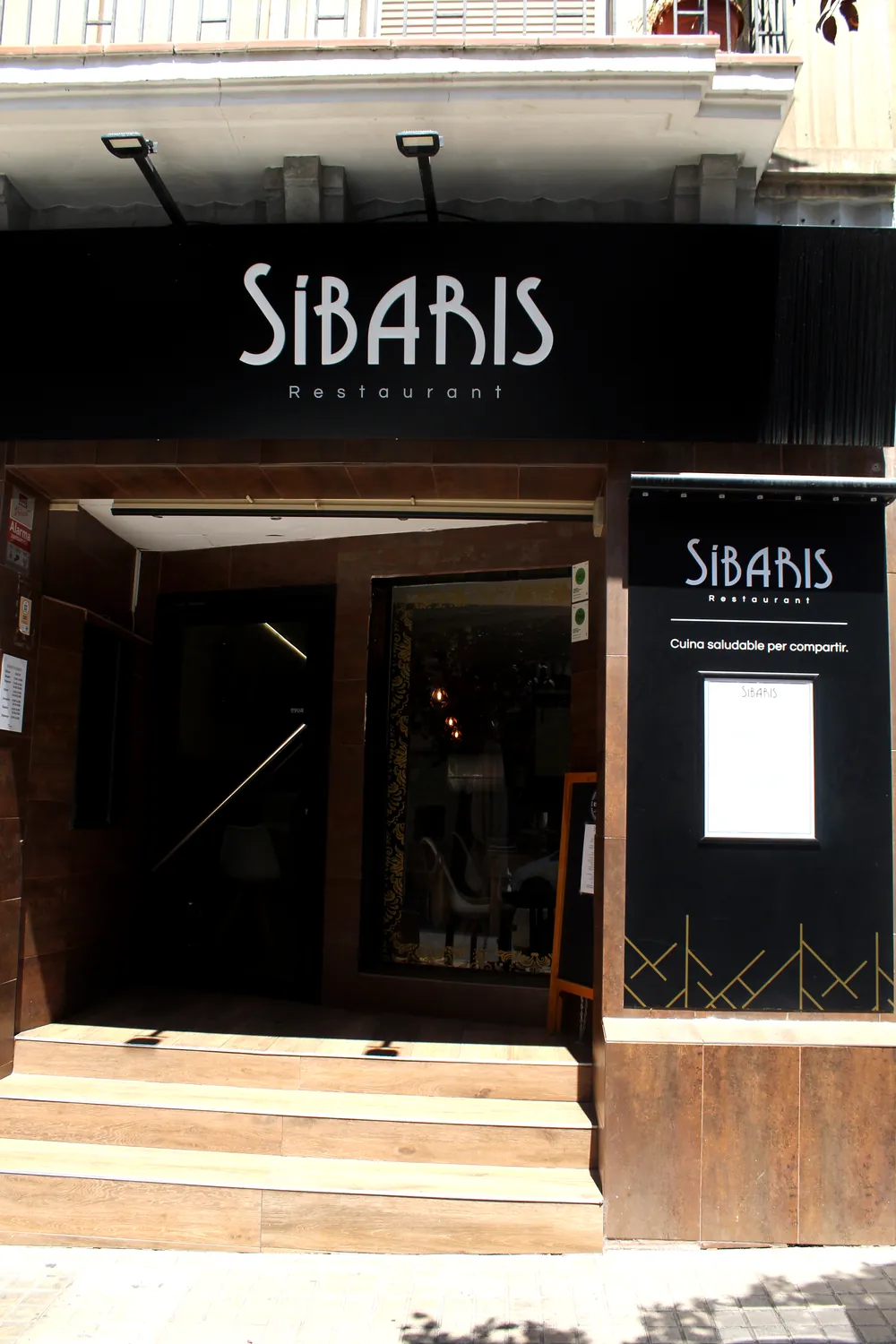 La façana del Síbaris al Carrer Camp de Mart de Lleida